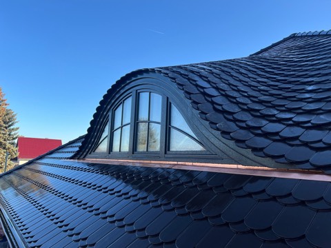 Fledermausgaube mit glasierten Biberschwanzziegeln und Rundbogenfenster